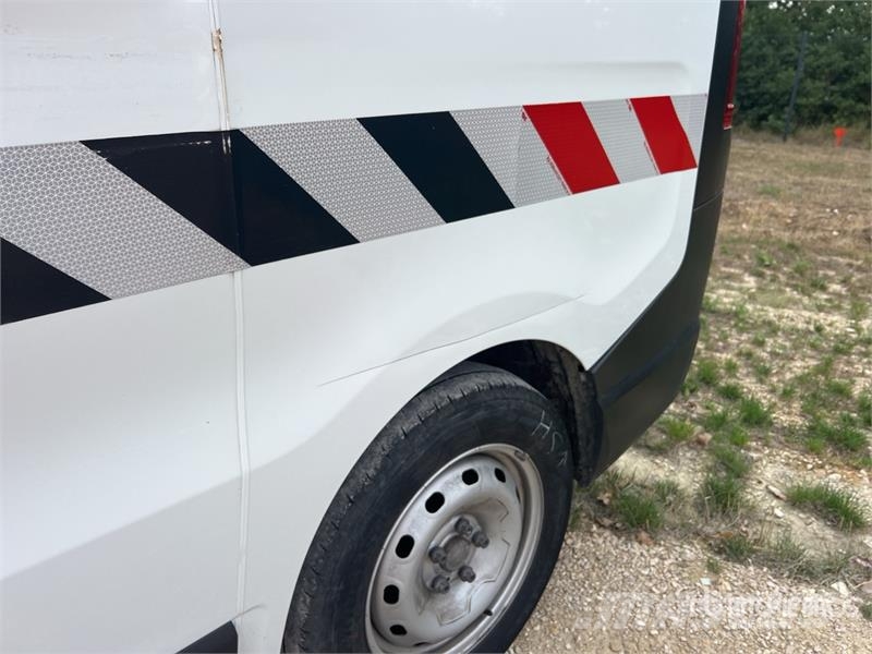 Renault Trafic شاحنة مقفلة