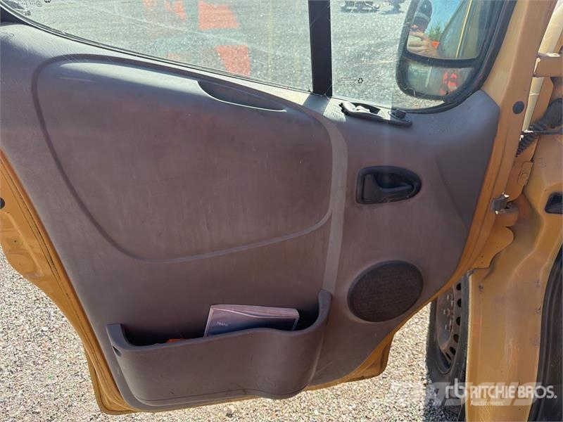 Renault Trafic شاحنة مقفلة
