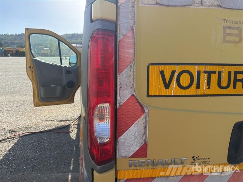 Renault Trafic شاحنة مقفلة
