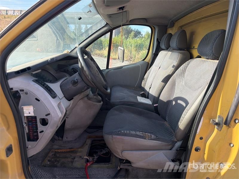 Renault Trafic شاحنة مقفلة