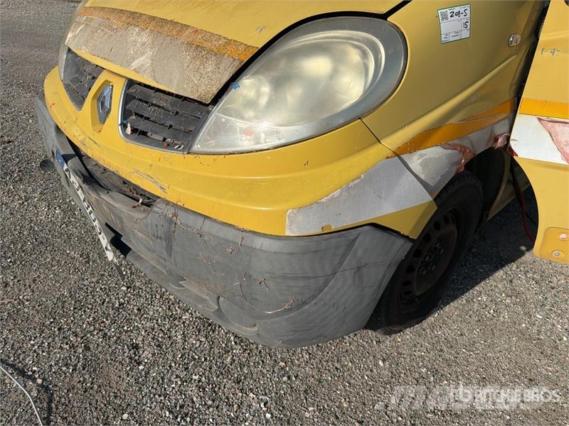 Renault Trafic شاحنة مقفلة