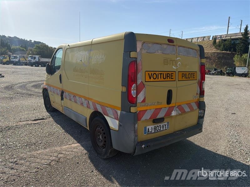 Renault Trafic شاحنة مقفلة