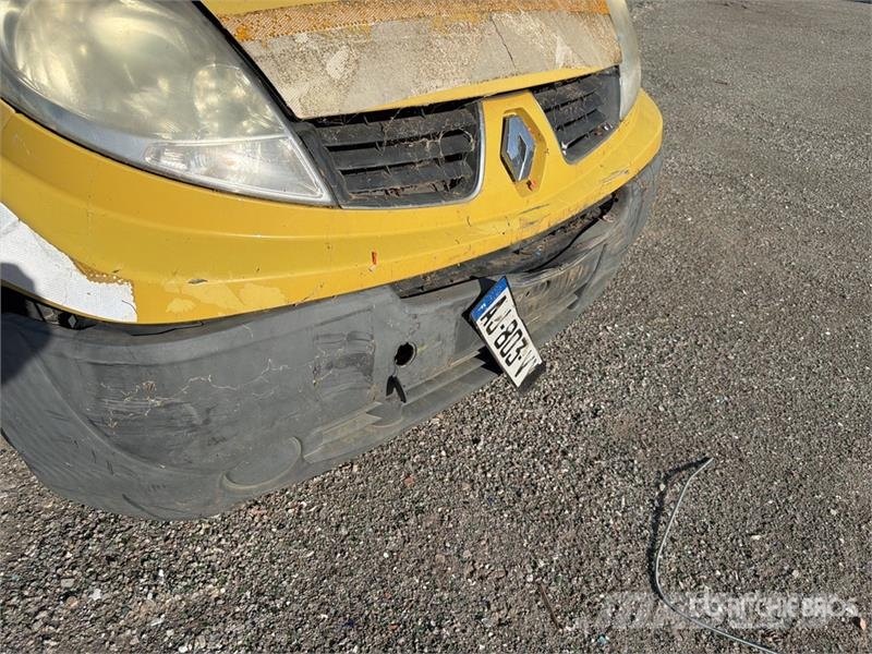 Renault Trafic شاحنة مقفلة