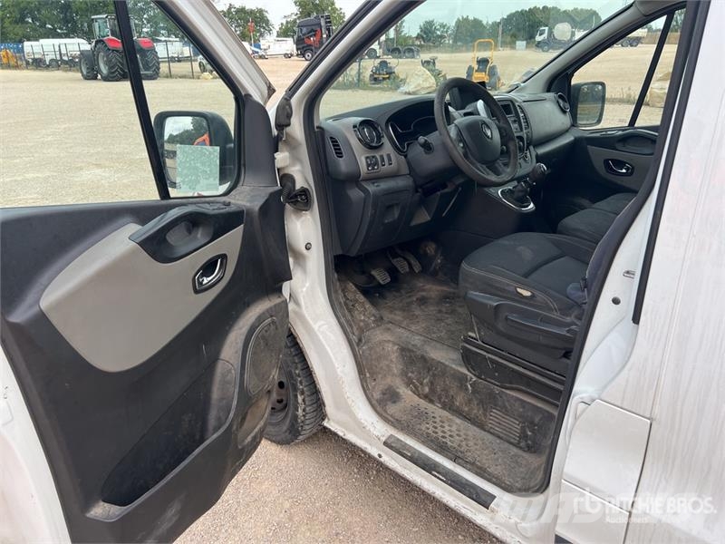 Renault Trafic شاحنة مقفلة