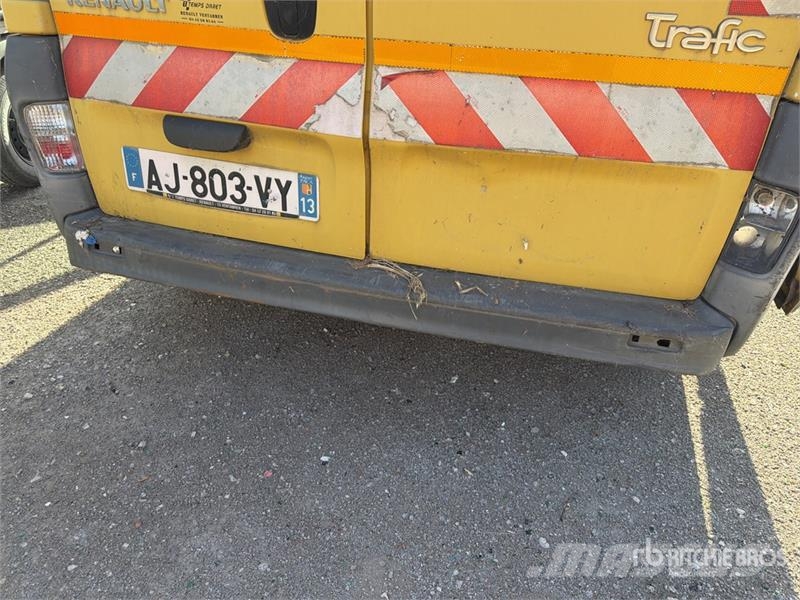 Renault Trafic شاحنة مقفلة