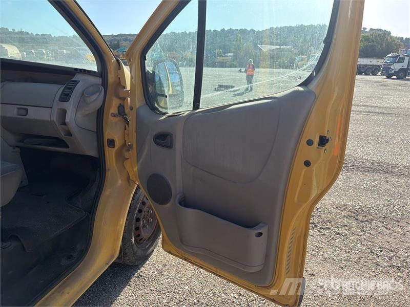 Renault Trafic شاحنة مقفلة