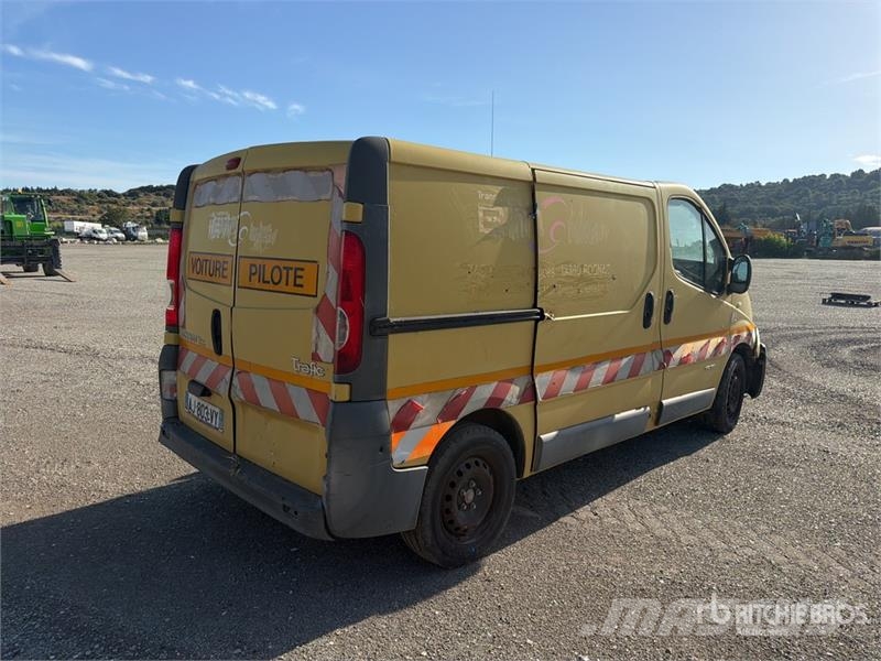 Renault Trafic شاحنة مقفلة