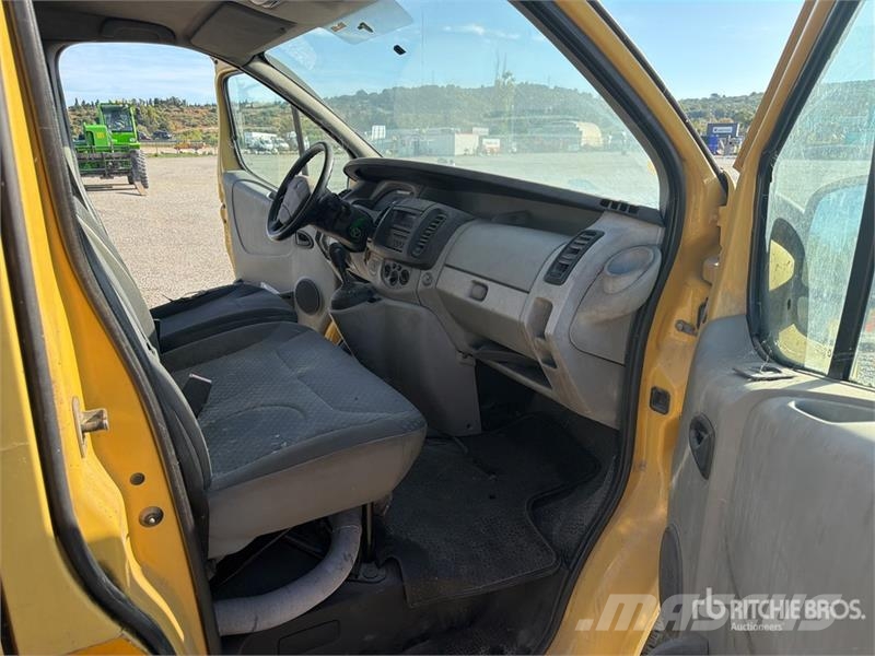 Renault Trafic شاحنة مقفلة