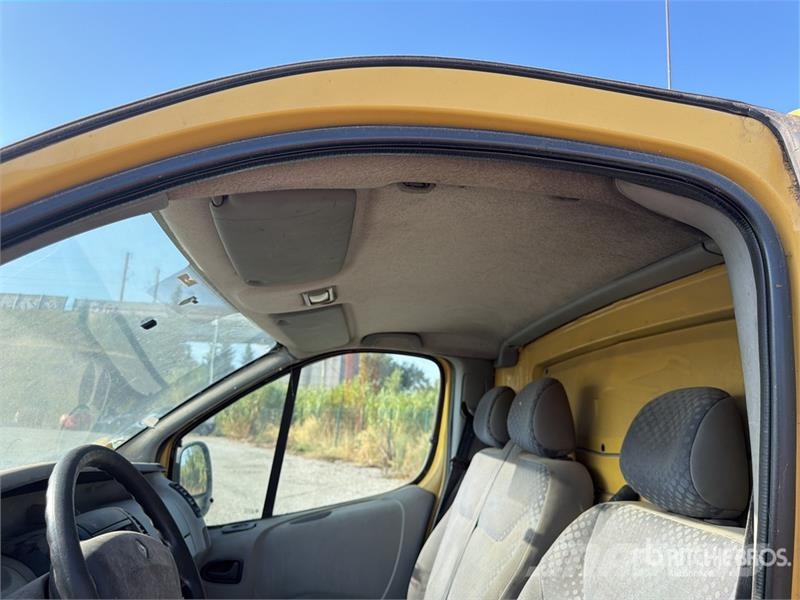 Renault Trafic شاحنة مقفلة