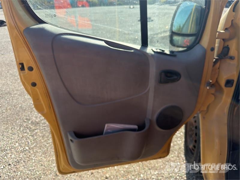 Renault Trafic شاحنة مقفلة