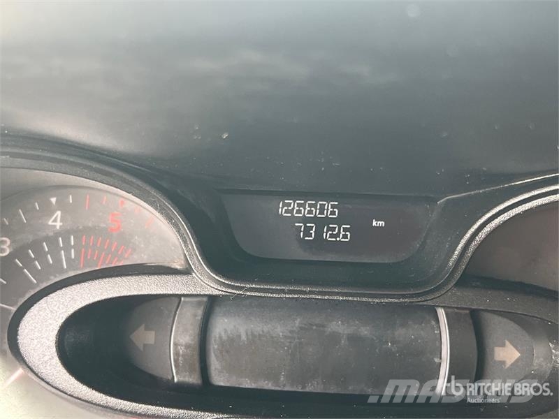 Renault Trafic 9 Passenger Van Panel vans
