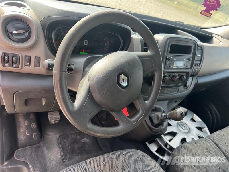 Renault Trafic 9 Passenger Van Panel vans