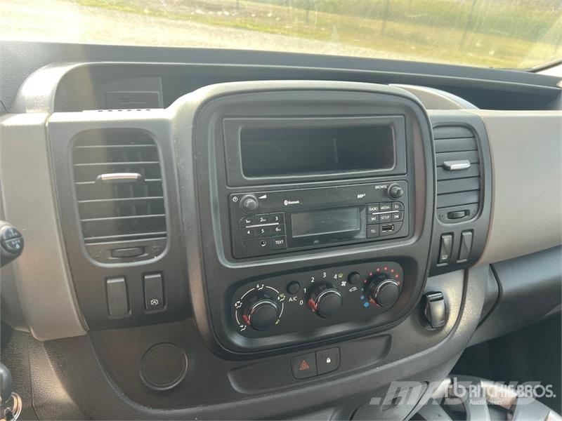 Renault Trafic 9 Passenger Van Panel vans