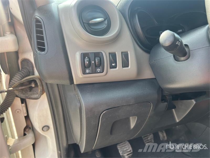 Renault Trafic 9 Passenger Van Panel vans