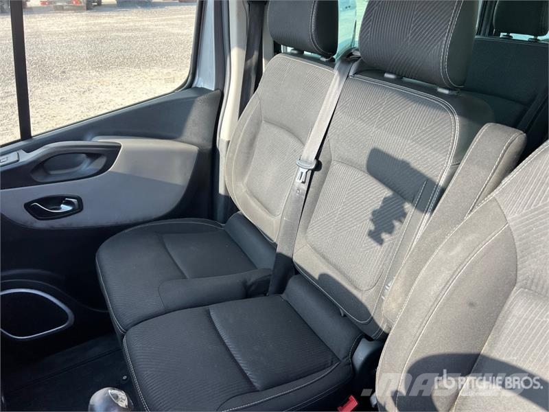 Renault Trafic 9 Passenger Van Gesloten bedrijfswagens