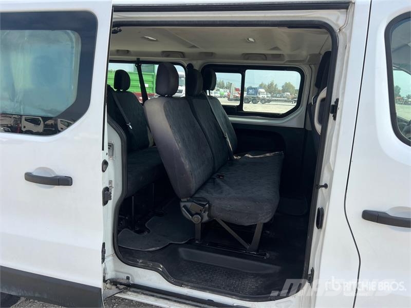 Renault Trafic 9 Passenger Van Panel vans