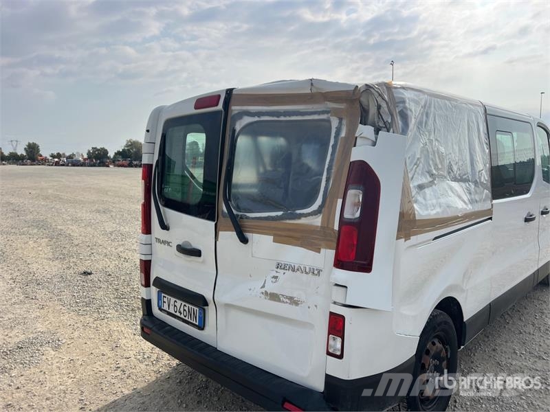 Renault Trafic 9 Passenger Van Panel vans