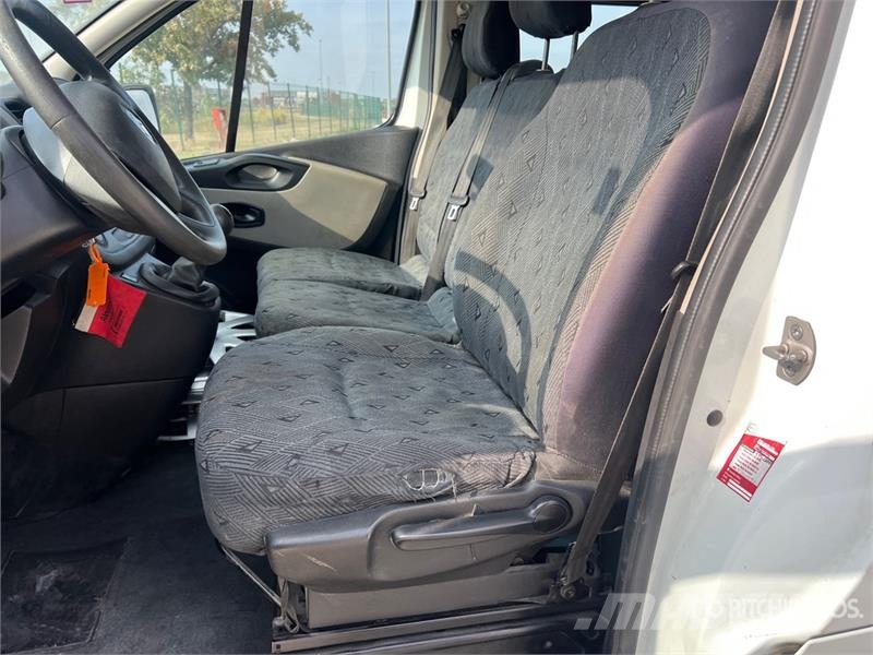 Renault Trafic 9 Passenger Van Panel vans