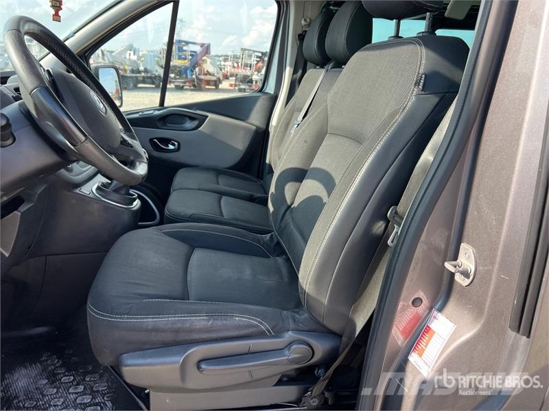 Renault Trafic 9 Passenger Van Gesloten bedrijfswagens