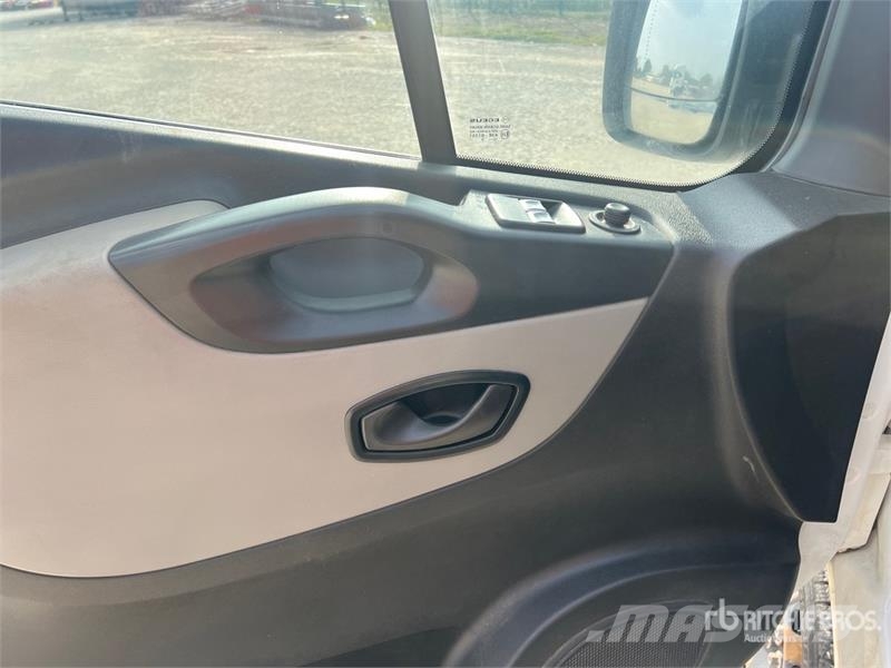 Renault Trafic 9 Passenger Van Panel vans