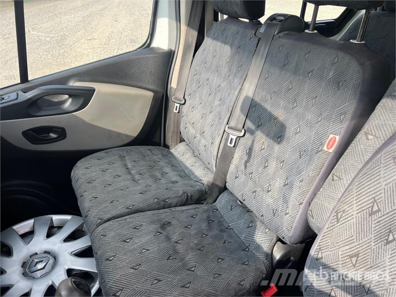 Renault Trafic 9 Passenger Van Panel vans