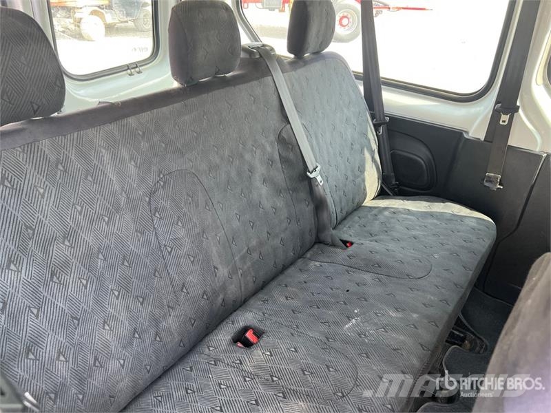 Renault Trafic 9 Passenger Van Panel vans