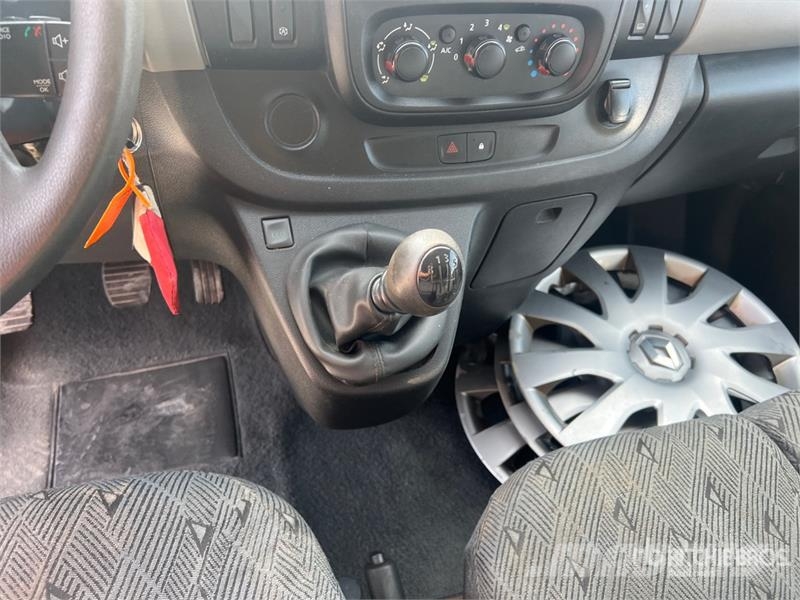 Renault Trafic 9 Passenger Van Panel vans