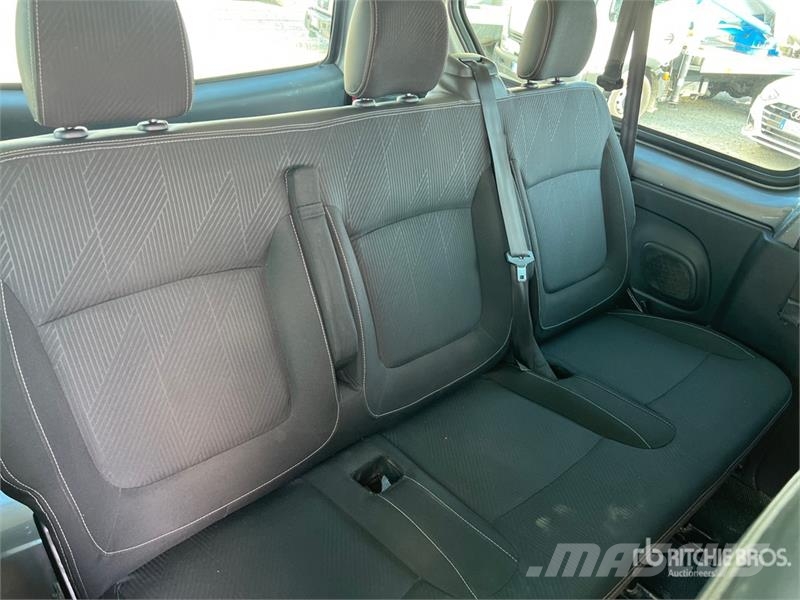 Renault Trafic 9 Passenger Van Gesloten bedrijfswagens