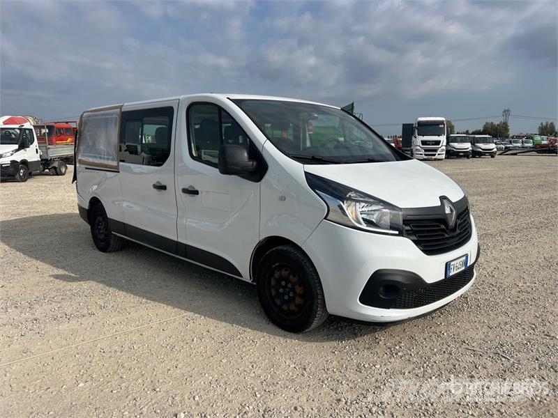 Renault Trafic 9 Passenger Van Panel vans
