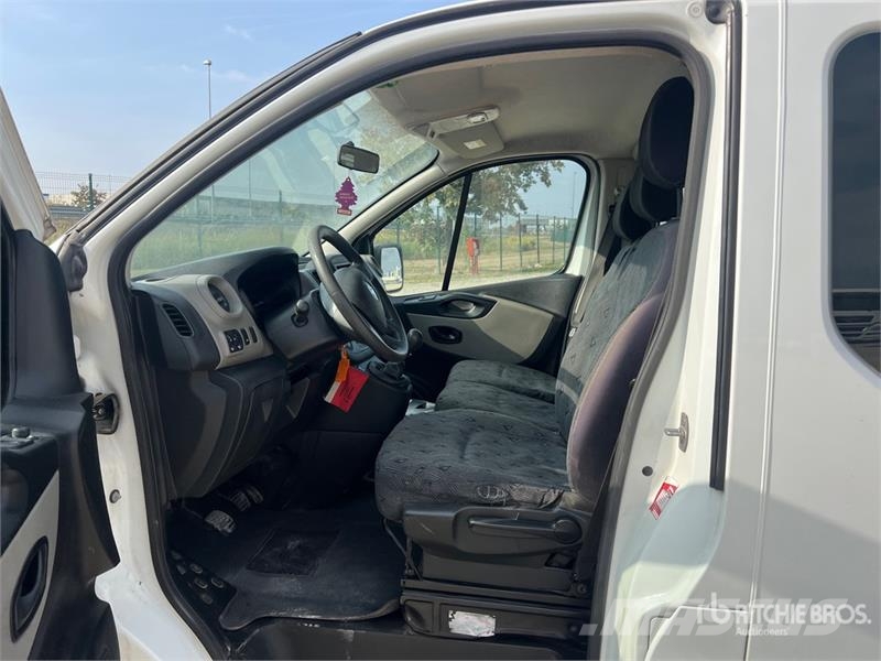 Renault Trafic 9 Passenger Van Panel vans