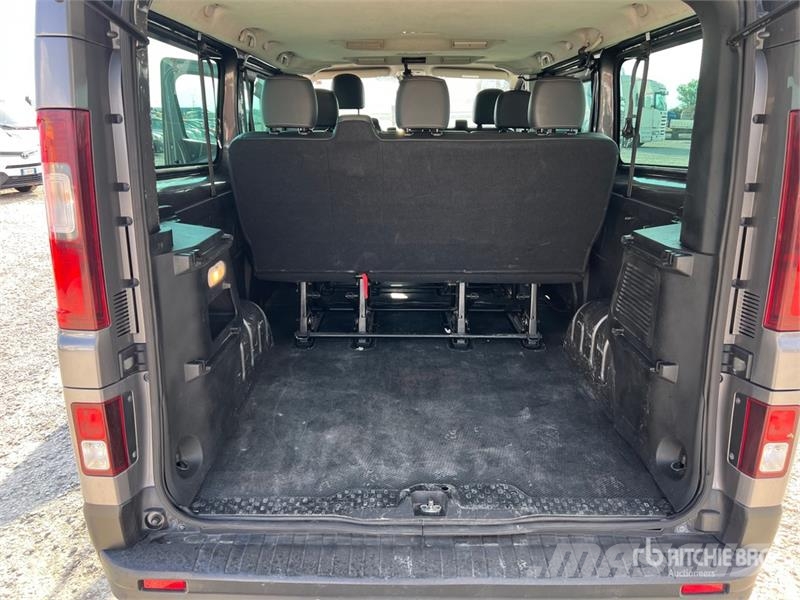 Renault Trafic 9 Passenger Van Gesloten bedrijfswagens
