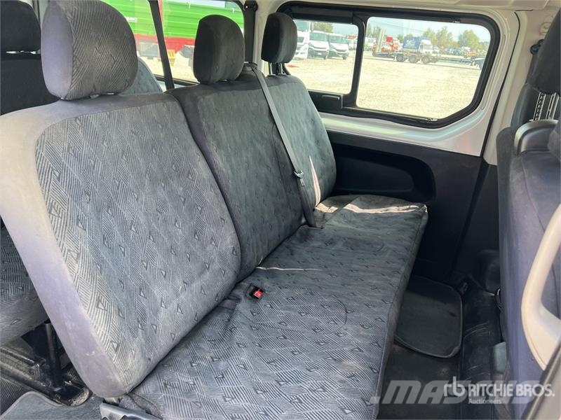 Renault Trafic 9 Passenger Van Panel vans