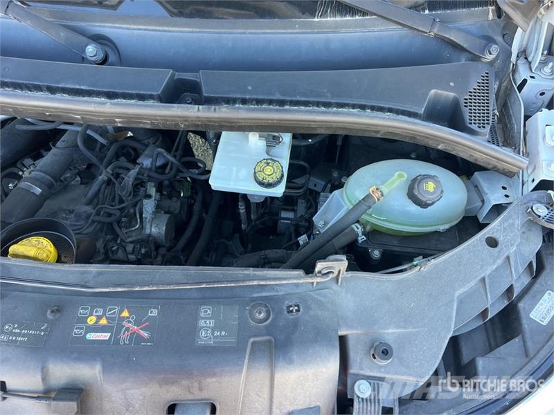Renault VTL-135 EVO 13.2 m on Renault Master Camion Nacell 车载式高空作业车