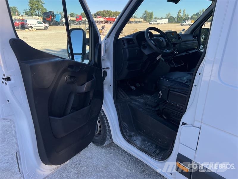 Renault VTL-135 EVO 13.2 m on Renault Master Camion Nacell 车载式高空作业车