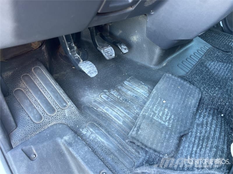 Renault VTL-135 EVO 13.2 m on Renault Master Camion Nacell 车载式高空作业车