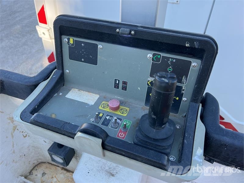 Renault VTL-135 EVO 13.2 m on Renault Master Camion Nacell 车载式高空作业车