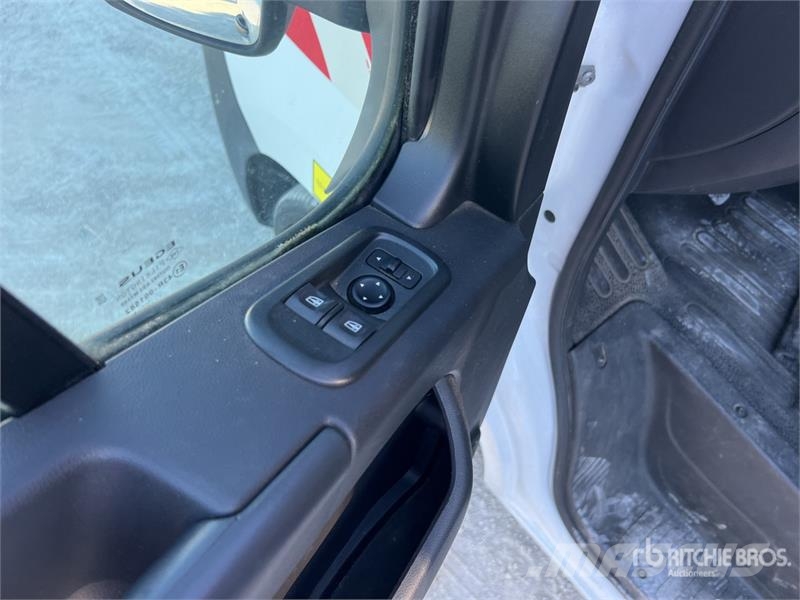 Renault VTL-135 EVO 13.2 m on Renault Master Camion Nacell 车载式高空作业车