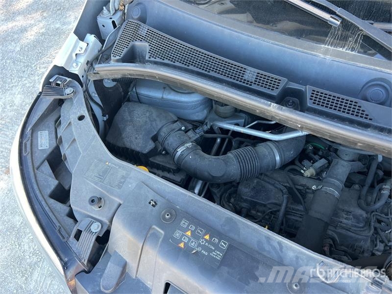 Renault VTL-135 EVO 13.2 m on Renault Master Camion Nacell 车载式高空作业车