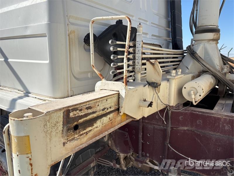 Renault Z.10000.0 on Renault DG-320.26 6x4 Flatbed Truck w Автокранове