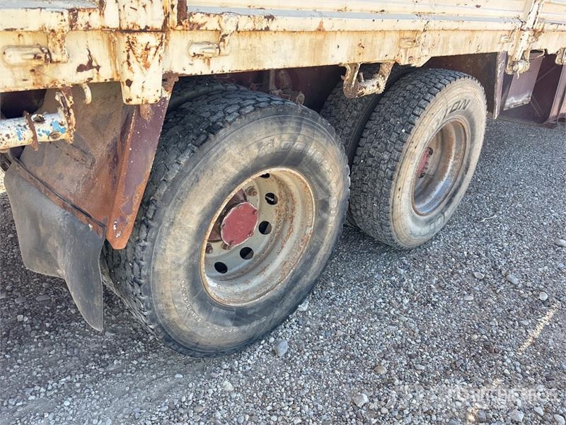 Renault Z.10000.0 on Renault DG-320.26 6x4 Flatbed Truck w Автокранове