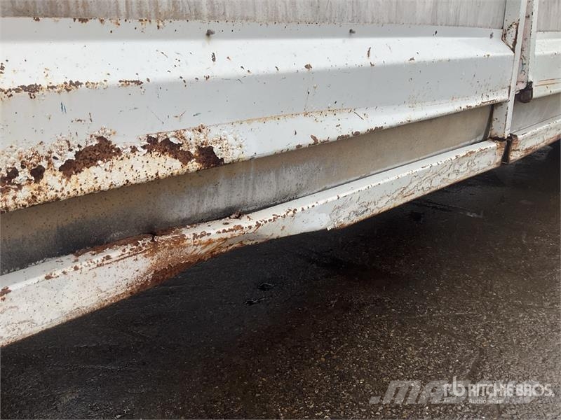  RVI 4x2 Flatbed Truck Platós / Ponyvás teherautók