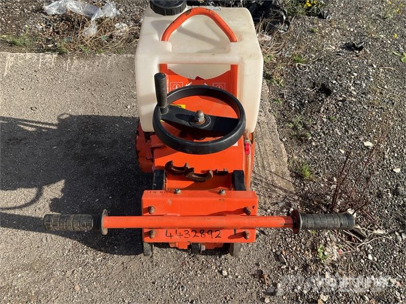 Saint-Gobain CS451 P14 Walk-Behind Saw Sawmills
