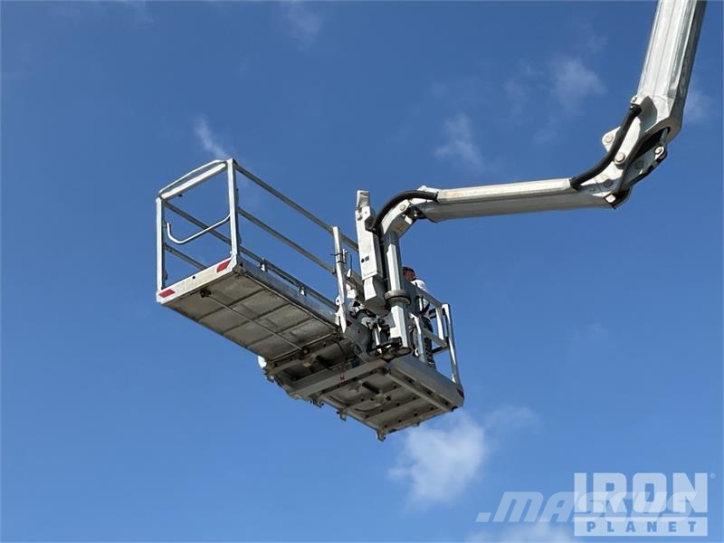 Scania P750 75 m on Scania P410LB 8x4 Twin-Steer Bucket T Auto korvtõstukid