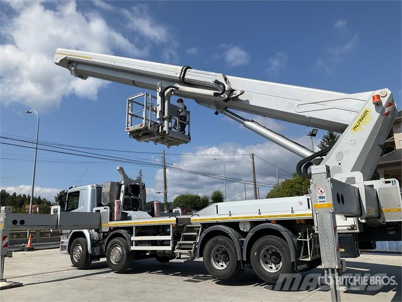 Scania P750 75 m on Scania P410LB 8x4 Twin-Steer Bucket T Auto korvtõstukid