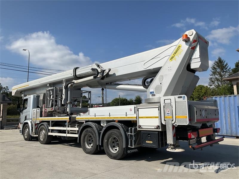 Scania P750 75 m on Scania P410LB 8x4 Twin-Steer Bucket T Auto korvtõstukid