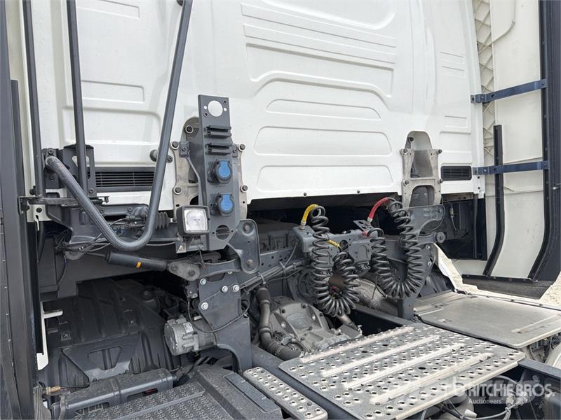 Scania Super 460S 4x2 S/A Sleeper Truck Tractor Vlačilci