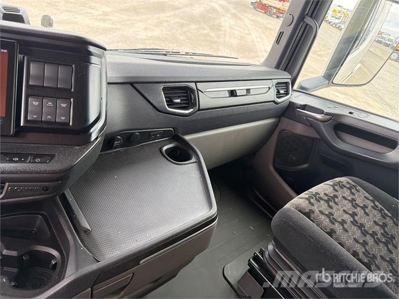 Scania Super 460S 4x2 S/A Sleeper Truck Tractor Vlačilci