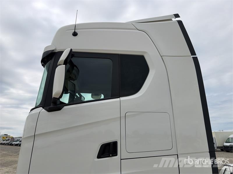 Scania Super 460S 4x2 S/A Sleeper Truck Tractor Vlačilci