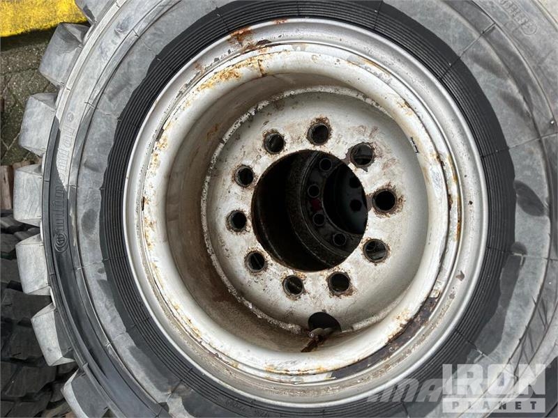 Scheuerle of Scheuerle SPMT Wheels w/ Continental 355/65 R15 Reifen