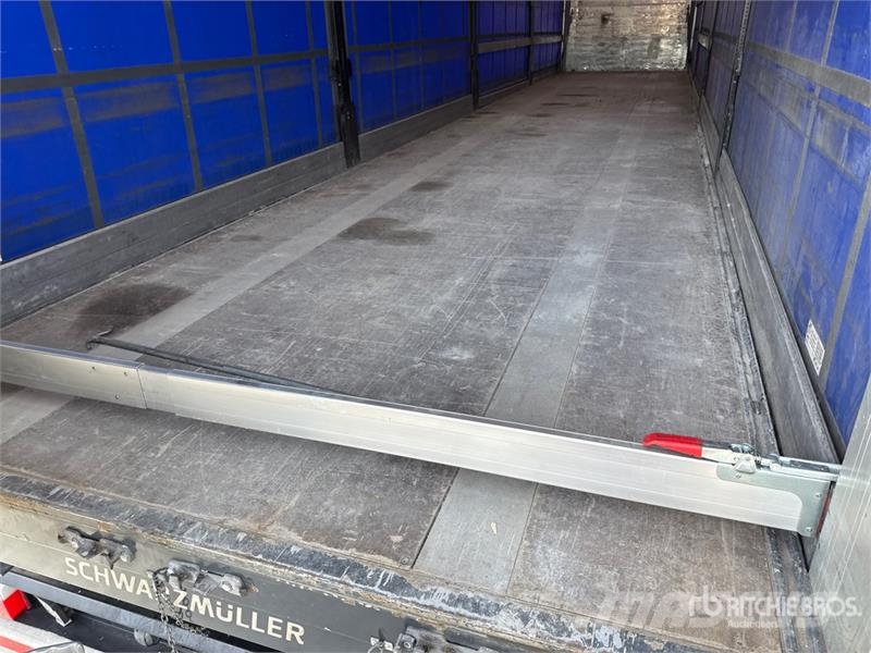 Schwarzmuller J-Serie Tri/A Curtain Side Trailer Curtainsideranhänger